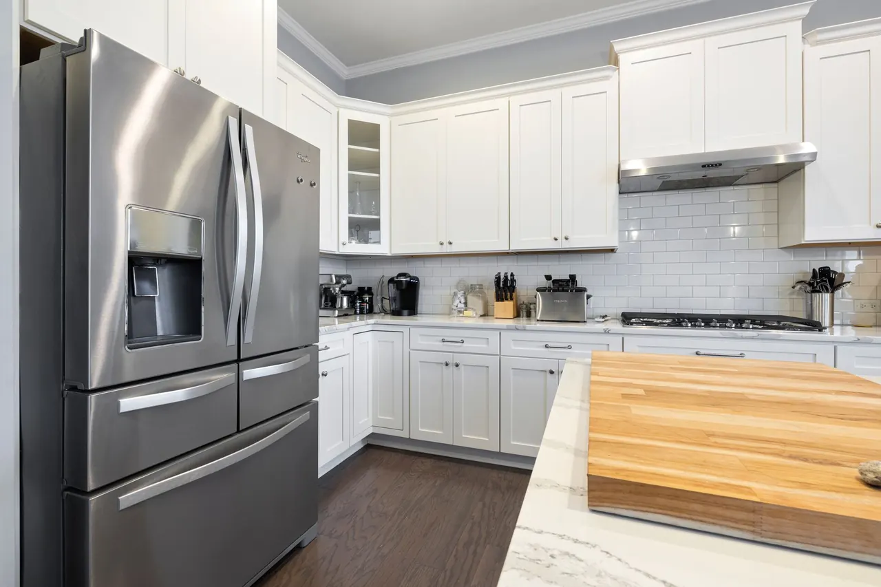 Stainless steel refrigerator with built-in ice and water dispenser